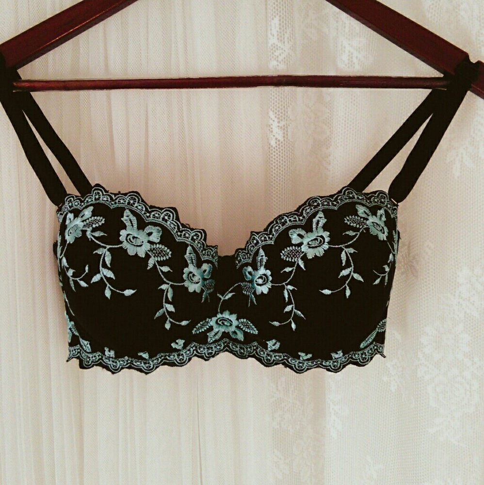 Black embroidered push up bra